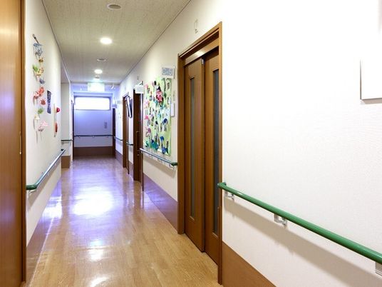 明るい廊下の風景