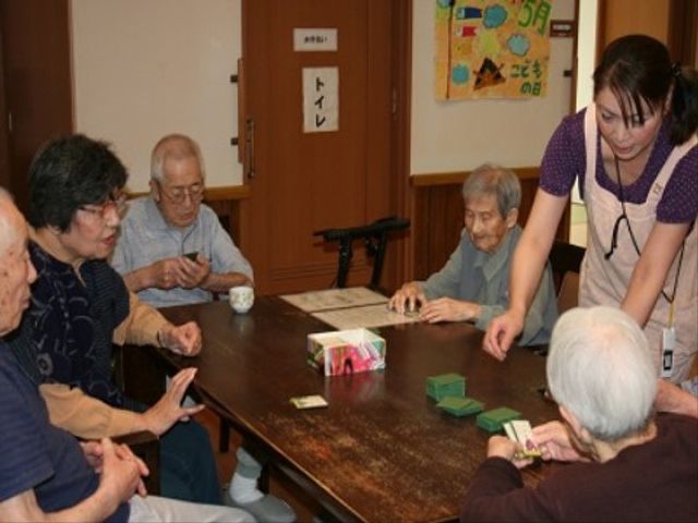 多世代交流の和室 ゲーム スタッフが見守る中、利用者同士が楽しげに遊びを通じて交流している和やかな空間です。ここでは日々の活動が充実している様子を垣間見ることができます。