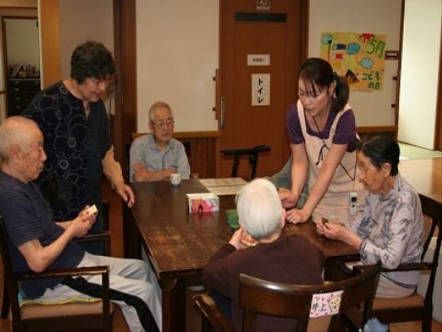 活気ある共有スペース ゲーム スタッフが見守る中、利用者同士でカードゲームを楽しむ憩息のひと時です。コミュニケーションが活発に取れる温かな環境が整っています。