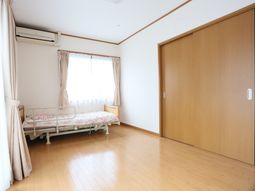 広々とした明るい居室