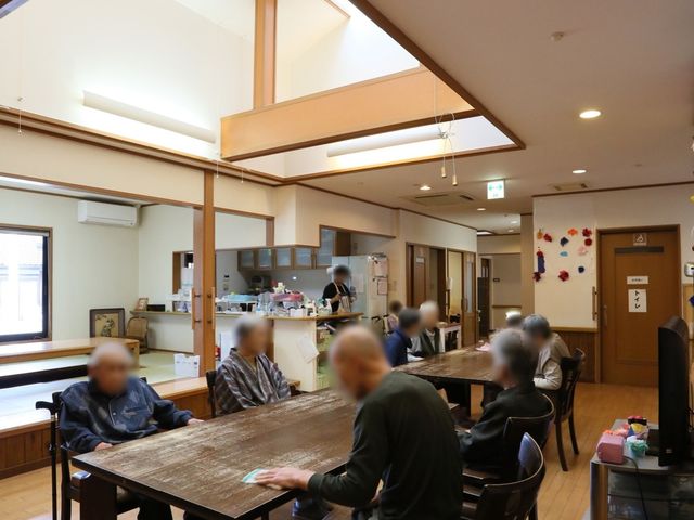 ゆったり共有スペース 食堂 開放感のあふれる食堂で、入居者同士が交流を楽しむ光景です。天井が高く、自然光が差し込む明るい空間が特徴で、快適な就業環境をお求めの方に最適です。