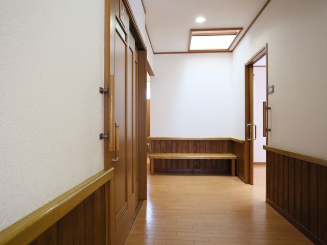 清潔感のある明るい廊下 廊下 ゆったりとした通路には木のぬくもりがあふれ、休息できるスペースも備わっております。作業を行う際も快適な環境を提供しています。