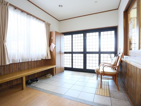 明るい和室のエントランス