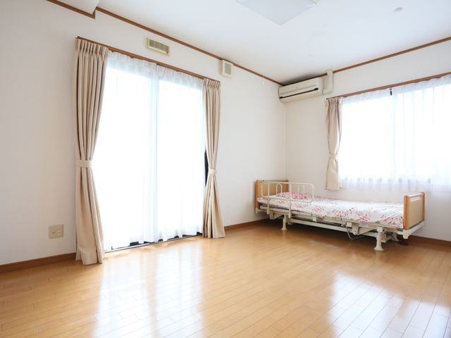 広々とした明るい居室 居室 ゆとりのある居室は、快適な個々の空間を提供します。窓からは自然光がたっぷりと差し込み、明るい雰囲気です。