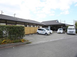 施設外観と駐車場