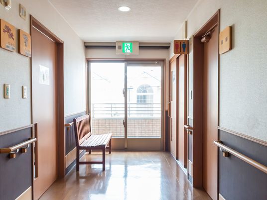 幅広の廊下とベンチ
