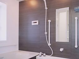 清潔感ある明るい浴室