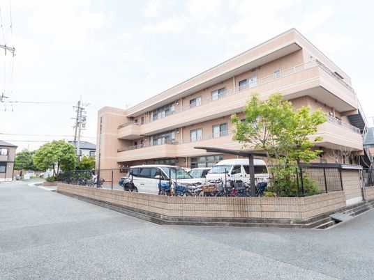 自転車置き場と建物外観