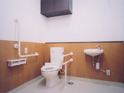 バリアフリーの洋式トイレ