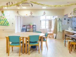 共有スペースの明るい室内