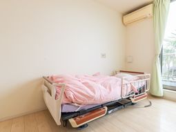 ベッドと窓のある居室