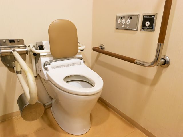 バリアフリートイレ設備 トイレ 安全かつ快適にご利用いただける、手すり付きのトイレです。スイッチ一つで呼び出しも可能な配慮がされています。