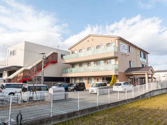 広々とした建物の外観