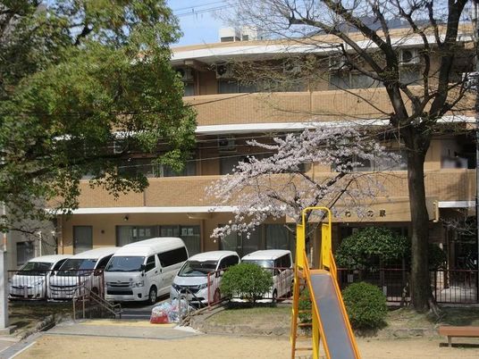 季節を感じる施設前