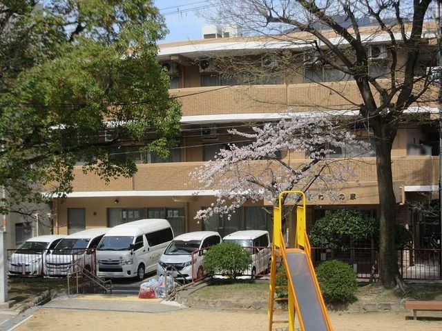 季節を感じる施設前 外観 自然に囲まれた心穏やかな場所で、大切な人々を支えるお仕事を始めませんか。