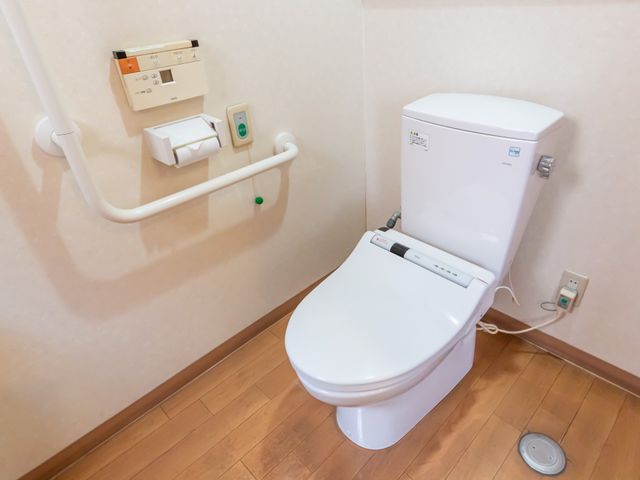 手すり付き安全なトイレ トイレ 手すりが設置された清潔感のあるトイレ空間です。安心してご利用いただける配慮がされています。