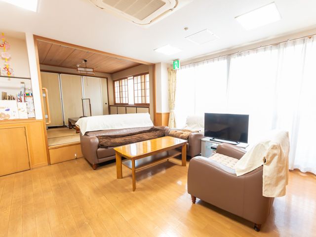 居心地の良い居室 居室 広々とした居室には、快適なソファやベッドが配され、くつろぎのひとときを提供しています。