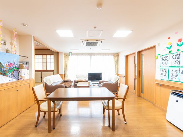 居心地の良い居室 居室 広々とした居室には、テレビやソファが備え付けられ、明るく穏やかな時間を過ごせる空間です。