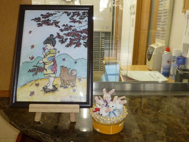 アットホームなフロントの雰囲気 フロント フロントには優雅な絵画と手作り感のある装飾品があり、温もりのある環境で働けることを感じさせます。