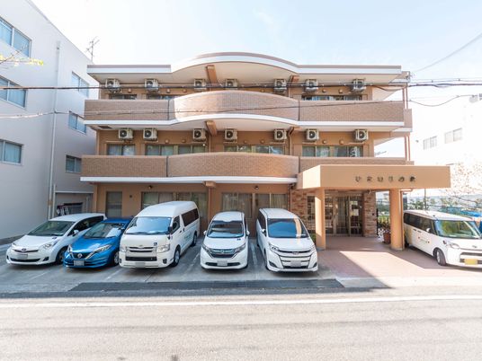 ゆったりとした外観の建物