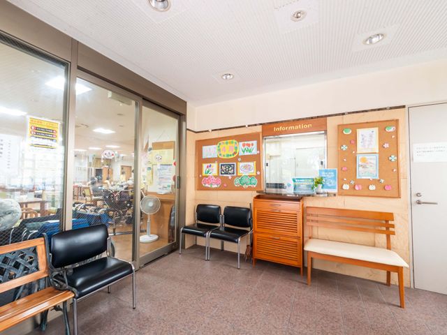 ゆったりとしたフロント フロント 待合室には、座り心地のよい椅子が備えられ、くつろげる空間が広がっています。