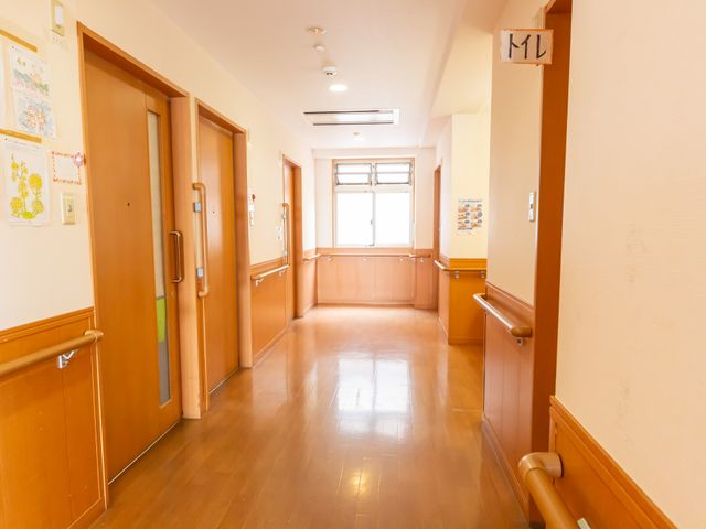 温もりのある廊下 廊下 手すりが設置された明るく広々とした廊下です。安心して歩行できる工夫がされています。