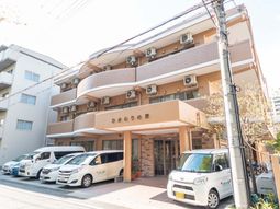 明るい外観の建物