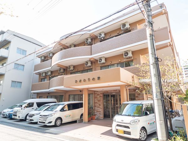 明るい外観の建物