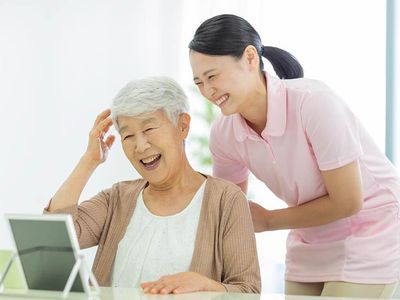 優しく対応する介護スタッフ
