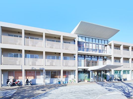 明るい外観の建物  