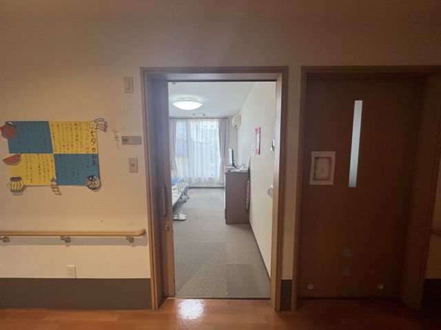広い部屋の入口 居室 居室の入口は明るく開放的で、自然光が心地よく差し込みます。