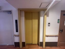手すり付きのエレベーター前