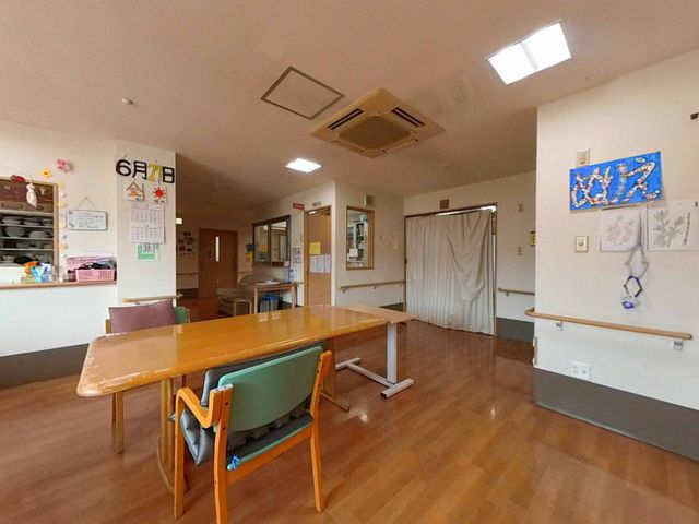 広々としたリビング リビング 自然光が入るリビングでは、和やかに過ごせる空間が広がっています。リラックスの場として最適です。