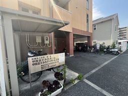 看板付き施設の外観