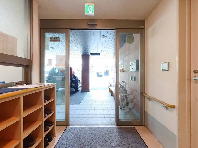 ガラス扉の出入口 エントランス 広々としたガラス扉の出入口を通り、日常の安全性が確保された空間へ。スタッフと一緒に働く喜びを感じられます。
