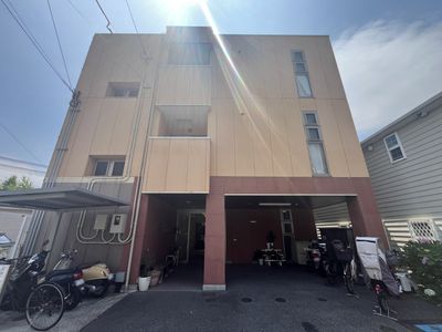 自転車が並ぶ建物外観