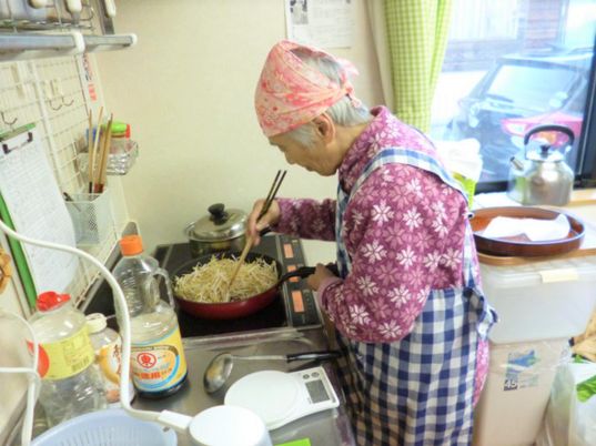料理をする高齢者