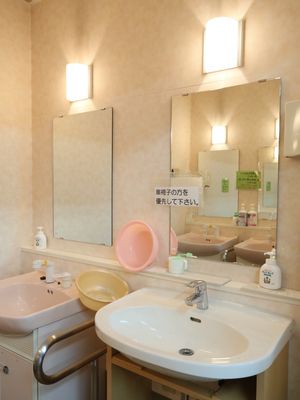 キレイな洋室の洗面台