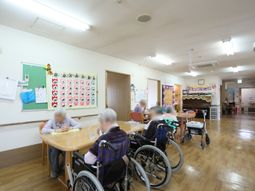 車椅子の方々がいる多目的室