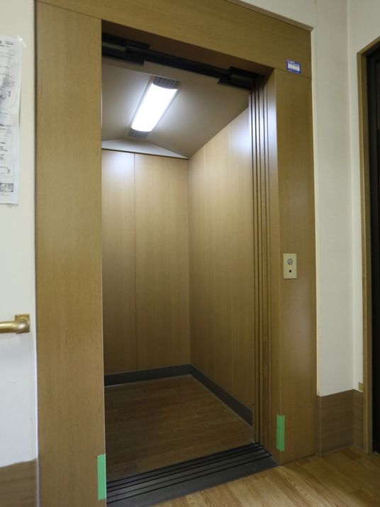 エレベーターの木目調内装
