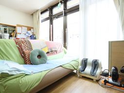 広々居室の明るい日差し