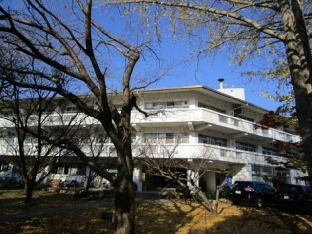 静かな雰囲気の外観 外観 落ち着いた環境の中にある建物です。自然豊かな周囲の風景が魅力です。