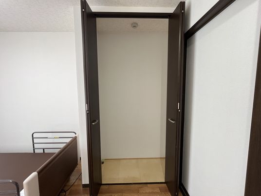 シンプルな個室の扉