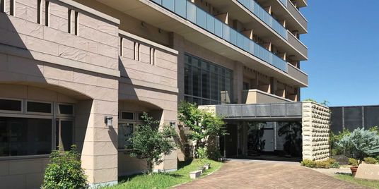 緑が映える建物外観