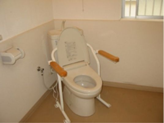 グループホーム西宮のトイレ。手すりがついていますので、気軽にご使用いただけます。