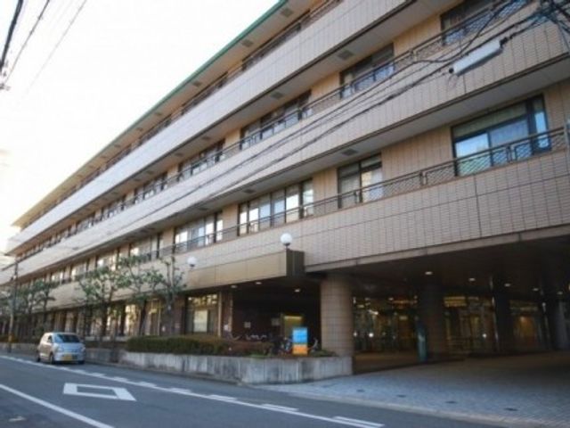 建物正面の外観 外観   落ち着いた色合いの外壁と、整えられた植栽が印象的な建物正面です。就業先の雰囲気を確認しやすい外観になっています。
