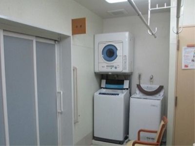 洗濯機と洗面台の室内