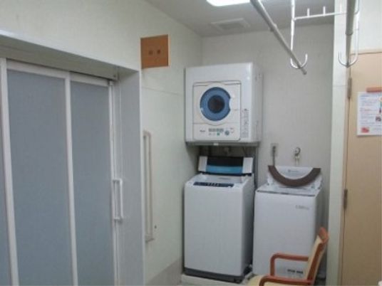 洗濯機と洗面台の室内