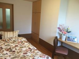 明るい居室の様子