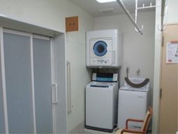 洗濯機と洗面台がある空間